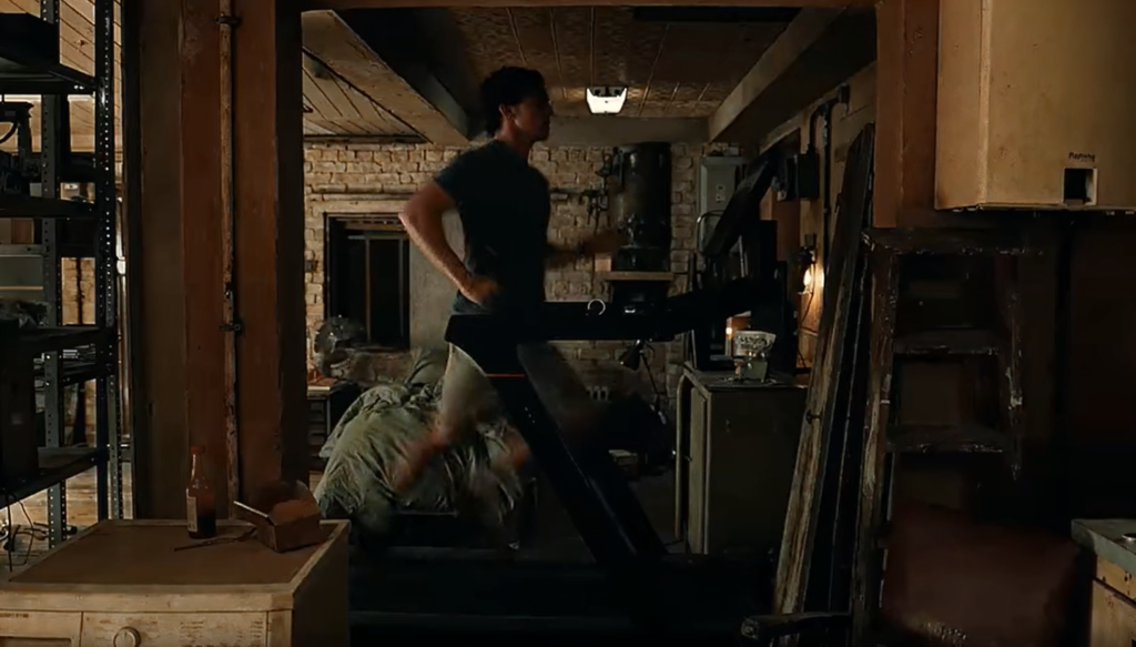 Peter Parker correndo em uma esteira num sótão escuro e cheio de tralha